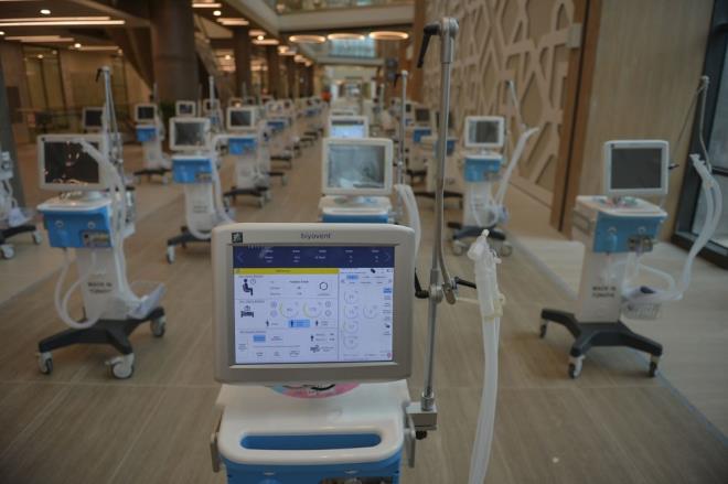 &#8220;MAYIS SONUNDA 5 BN CHAZ"<br>  Seri retime devam edileceini duyuran Bayraktar, &#8220;Hem teknolojiye, hem retime destek olmak amacyla bir kampanya balattk. Bu kampanyaya byk bir ilgi oldu. Bine yakn cihaz topladk bu ekilde. Baykar olarak 250 adet, ASELSAN 250, ROKETSAN 250, Arelik 150, HAVELSAN 150, Amazon Trkiye 100 adet solunum cihaz balad. Ay sonunda 500 Mays sonunda da 5 bin cihaz verilecek" eklinde konutu.