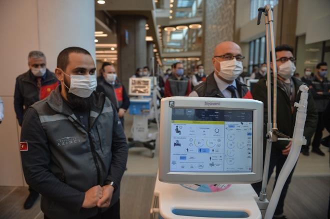 &#8220;BZ ODAYA KLTLEYN BTRENE KADAR DA IKARMAYIN DEDLER&#8221;  <br>Cihazn retim srecine ilikin "film gibi" diyen Bayraktar, "Cumhurbakanmza syleyince ok nemli bir liderlik gsterdi. &#8220;Ben Trk mhendislerime gveniyorum, yaparsa Trk mhendisleri yapar&#8221; diye syledi. Biz baladk almaya kendisi gn gn takip etti. almamz ilerleyen srete adeta bir milli seferberlik gibi oldu. Baz paralar yurt dndan gelmeyince yerliletirmek gerekti. ASELSAN&#8217;daki mhendis kardelerimiz 'biz yapncaya kadar bizi odaya kilitleyin hatta bitirene kadar da karmayn' dediler. Herkes annesi babas oluu ocuu bu hastalktan muzdarip gibi bu cihaza alt. Film gibi diyebilirim, inanlmaz hzl bir srele, hzl bir aksiyon filmi gibi bu gne geldik. Bu gnde burada ilk cihazlarn teslimatn yaptk. Bu bizim iin byk bir gurur kayna oluumuza ocuumuza anlatabileceimiz ok nemli ve kymetli bir an diyebilirim&#8221; dedi.