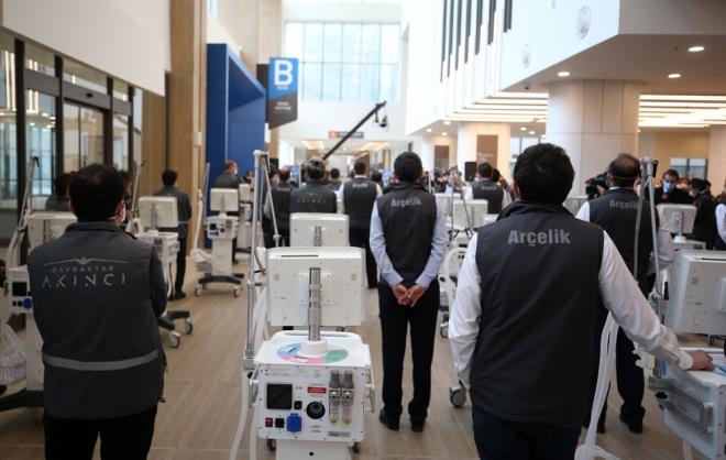 Arelik Proje Lideri Ramazan Ik ise, &#8220;25 Mart gecesi Salk Bakan Fahrettin Koca ile gece saat 03.30'da toplant yaptk. O toplantda 5 bin cihaz taleplerini ilettiler. 25 Mart'tan bugne 3 buuk haftada mthi bir ekilde buraya geldik. Kimse inanamyordu. Biz de inanamyoruz ama bu da Trk mhendisinin gc. Yeter ki inann. Biz bunu Trk milleti iin, annemiz, babamz, sevdiklerimiz iin yapyoruz. O da bize ayr g verdi. imdi Cumhurbakanmza sz verdiimiz 5 bin adeti yapmak iin devam ediyoruz" dedi.