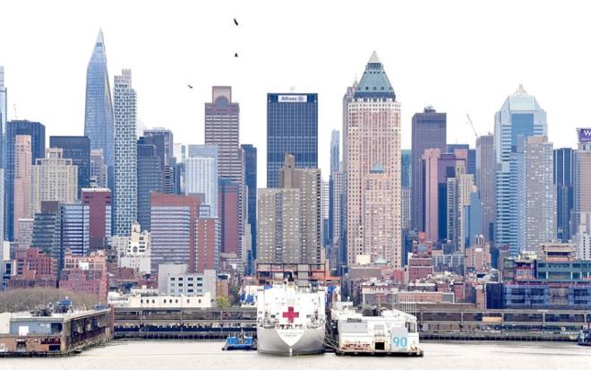 Akbabalardan bazlarnn tkenen hastane kapasitesini arttrmak amacyla geen ay ehre getirilen salk gemisi USNS Comfort'un tepesine oturduu grld.