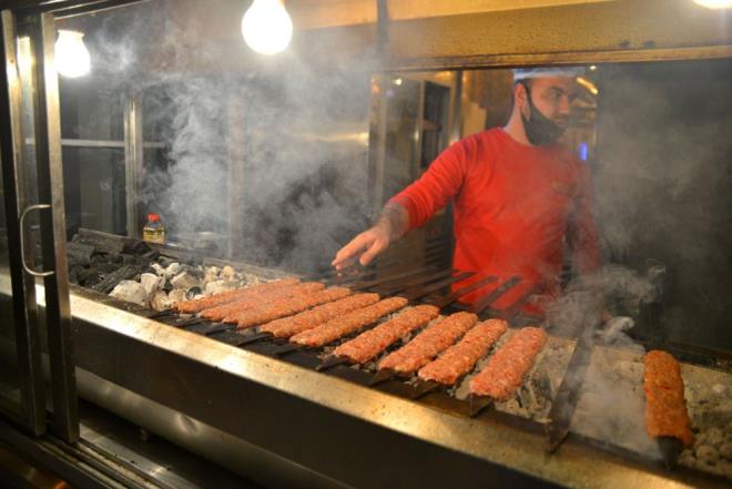 "SAAT 00.00'DA ATIK"  Mterilerin youn talebiyle karlatklarn belirten kebap salonu iletmecisi smail alkran, iyerini saat 00.00 sralarnda atklarn syledi. Yasan bittii dakikalarda siparilerin gelmeye baladn, gelmeye de devam ettiini aktaran alkran, "Adana'nn kebap ak bitmez diye dnyoruz. Biz de bu grevi kendimize kutsal olarak yaktrdk. Adanallara hizmet etmeye devam ediyoruz" diye konutu.