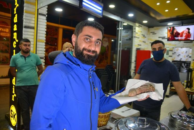 "ADANALI IRDANSIZ YAPAMIYOR"  Kstlama sresince iki gn iyerini kapal tuttuunu anlatan rdanc Kadir ray, "Adanal rdansz yapamyor. Biz de dkkanmz youn istek zerine atk, baya talep oldu. u an maallah yetitiremiyoruz" dedi.