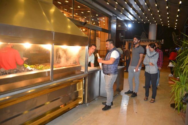 ileri Bakanl'nn Adana'nn da dahil olduu 30 bykehir ile Zonguldak'ta corona virs tedbirleri kapsamnda 18 ve 19 Nisan gnlerinde sokaa kmay kstlamasyla kent sessizlie brnd. Gece yars kstlamann kalkmasyla Adanallar, kendini sokaa att. Gece saatlerinde birok caddede ara younluu yaanrken, Adanallar soluu kebap ve rdanclarda ald.