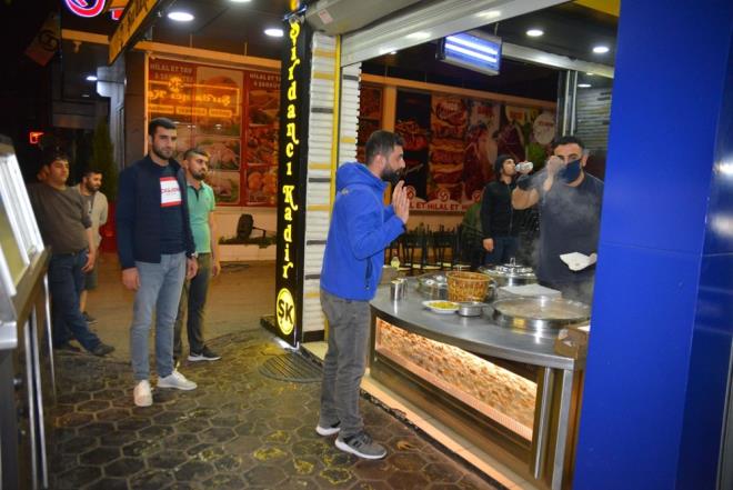 Kebap ve rdan ak herkes tarafndan bilinen Adanallar, i yerleri nnde sosyal mesafe kuralna uygun olarak sraya girip, siparilerini verdi. Baz vatandalar kebap ve rdan dolmalarn ayak st yerken, baz vatandalar ise siparilerini eve gtrmeyi tercih etti.