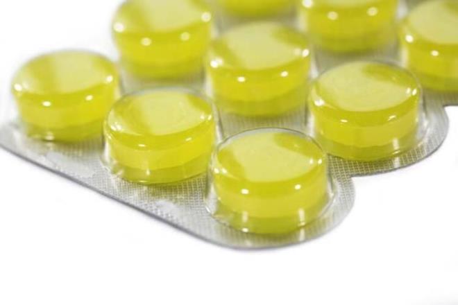 Virsn boazmzdan aaya inmemesi ok nemli   <br>  Polifenol dediimiz bir madde var ve bu maddeyi tayan bitkiler virslerle mcadelede nleyici olarak nemli yer tutuyor. rnein nar kabuunda virslerin yaylmasn nleyici madde bulunuyor, Bunun yannda zerdeal, zencefil, adaay gibi polifenolik maddelerce zengin bitkilerde nleyici olarak fayda salyor. Virsn boazmzdan aaya inmemesi ok nemli.