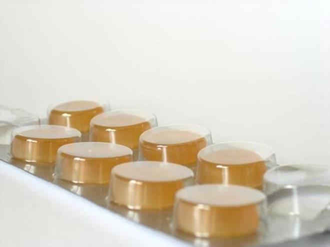 Virslere kar pastillerle boazmza koruyucu set ekebiliriz <br>  Kullanacamz pastil ekersiz, arap zamk gibi maddelerle retilmi olmal. Bu ekilde boazmzda set oluturup virslerin alt solunum yollarmza girmesini engelleyici olabilirler. Bitkisel karmlardan oluan, belirli standartlarda retilen ekersiz pastiller, virslerin boazmzdan alt solunum yollarna inmesini yzde 80 orannda engelliyor.