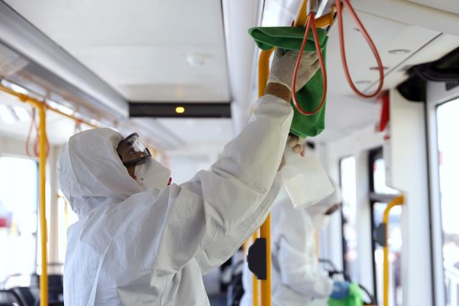 Bykehir Belediyesi, sadece dezenfeksiyon almalaryla deil, ayn zamanda genelge kapsamnda sokaa kma kstlamas getirilen 65 ya ve st vatandalarn madur edilmemesi iin de oluturulan Vefa Destek Grubu ile vatandalarn yannda olmaya devam ediyor. Beyaz Masa, Alo 153 ve Bykehir Santraline bugne kadar gelen yaklak 145 bin arya yant verilirken, bunun yannda Bykehir Belediyesi tarafndan oluturulan ayr bir ekip de her gn 60 ya st vatandalar tek tek arayp, ihtiyalar olup olmadn soruyor. Bu yolla da her gn ortalama 800 vatandaa ulalrken, bugne kadar yaklak 8 bin vatandala temasa geildi.