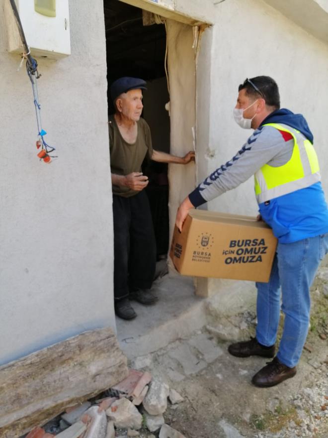 Dnyay etkisi altna alan 'Covid 19' salgnyla mcadele kapsamnda Bursa'nn da aralarnda bulunduu 30 Bykehir ile Zonguldak'ta bu hafta sonu da sokaa kma yasa uygulanrken, Bursa Bykehir Belediyesi Vefa Sosyal Destek Grubu ile vatandan yannda olmaya devam ediyor. Salgnn Trkiye'de ilk grld Mart ay bandan itibaren salgnda etkin bir mcadele programn devreye alan Bursa Bykehir Belediyesi, gerek ak ve kapal alan dezenfeksiyonlar gerekse de evlerinden kmalarna kstlama getirilen vatandalara ynelik yardmlarn aralksz srdryor.