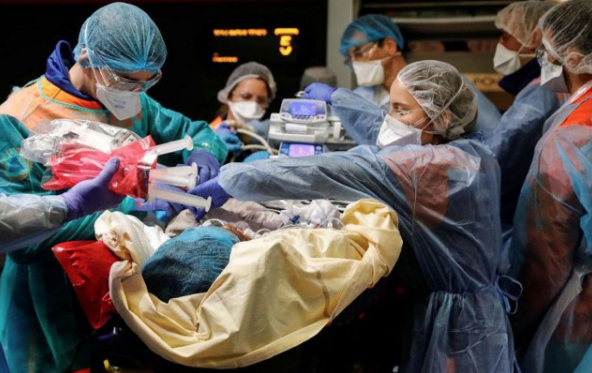 Bu zirve noktasnn akabinde tedbirlerin azaltlmas deil, tersine artrlmas gerekiyor. Hayatn normallemesi ise ancak aktif vaka saysnn ihmal edilebilecek dzeye indii noktada olabilecek.