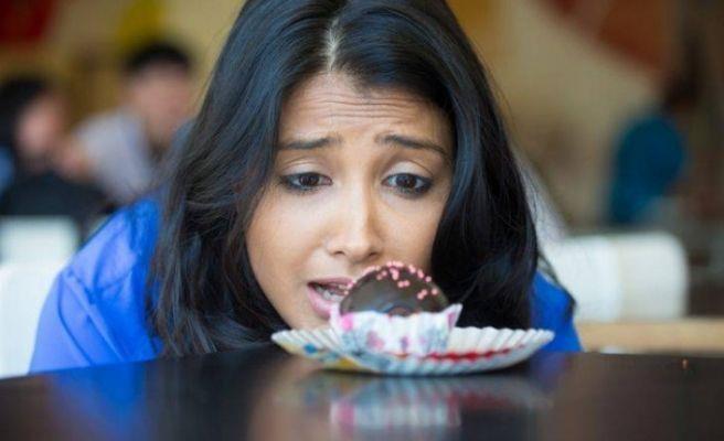 Beyin zaman zaman yanl yorumlamalar nedeniyle gerek tehlikeyi ve gerekleme ihtimali olduka dk olan tehlikeleri ayrt etmekte zorlanabilir. Tehlike algs devam ettiinde yani beyin srekli tetikte olduunda ise vcut kortizol hormonu retmeye balar. Stresin kronik hale gelmesine paralel olarak kortizol hormonu da tm gn aktif olur. Kortizol seviyesinin artmasyla kan ekeri ihtiyac da artar ve itah art grlr. Beynin asl amac hayatta kalmaktr; bunun iin yeterli enerjiyi salamal ve vcudu korumaldr. Bu gdyle hareket eden beyin, kiiyi daha fazla yemeye iter. Bylece insan otomatik olarak karbonhidrat, ya ve eker ierikli besinlere ynelir.