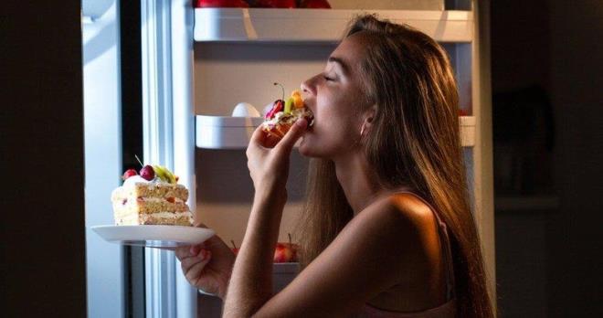 Bireyin ihtiyalarn kademeli olarak snflandran Maslow (1943); ilk sraya yiyecek, su, barnma gibi fiziksel ihtiyalar yerletiriyor, ardndan korunma ve gvenlik ihtiyac geliyor. Ksa bir sre ncesine kadar gnmz insanlar aidiyet, deer grme ve kendini gerekletirme gibi sonraki basamaklara gemeye odaklyken; salgnla beraber ncelikler deiti. nsanln ortak derdi u an iin yalnzca karnn doyurmak ve gvende olmak; ksacas en basit haliyle hayatta kalmay baarmak.