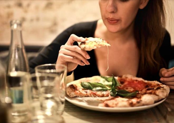 Gvende hissetmek: Bu durumun en gzel rneini bugnlerde hemen herkesin evinde ekmek yapmas ile somutlatrabiliriz. nsanlar sadece karbonhidrat ihtiyacn karlamyor, dier yandan gven ihtiyacn karlamak istiyor. Frndan kan scak ekmek kokusu, srekli tetikte olan bireye gvenli alanda olduunu hissettiriyor. Gven aray insanln ilk izlerinden itibaren hayat mcadelesinin temelidir.