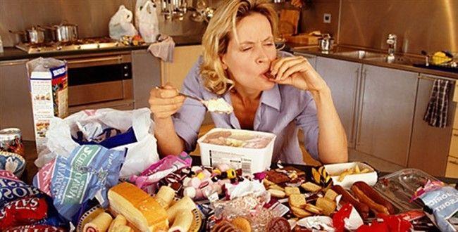 Bugnlerde yemekten ok bahsetmek normal mi?    <br>nsana dair &#8216;normal olan ve olmayan&#8217; algsnn deitii bir dnemden getiimize dikkat eken Sedef Ko, &#8220;Salkl bireyi tanmlarken bir zelliimiz de deien koullara uyum salayabilme becerimizdir. Evlerimizde karantina srecine ayak uydurmaya alrken yemek yeme, hem temel bir ihtiya hem de vakit geirebileceimiz bir aktivite diyebiliriz. Bu nedenle bu dnemde yemekten bahsetmek gayet normal bir durum ancak birey yemek yeme davrannn skln kontrol etmekte zorlandnda, gnn eitlendirmek yerine tek ynl geirdiinde ve bununla beraber birtakm salk sorunlar meydana geldiinde durum farkllar&#8221; uyarsnda bulundu.