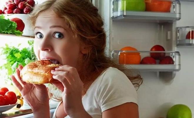 Karantina srecinde kontrolsz bir ekilde artan market alverilerini ve istifleyicilii bu bilgiler nda deerlendirdiimizde daha anlalabilir olacaktr. Kendisinin salgna yakalanma ihtimalini gereki bulmayan biri iin a kalmak daha olas bir tehlike olarak alglanabilir. Bu dnce biimi de baz satn alma davranlarmz aklar.