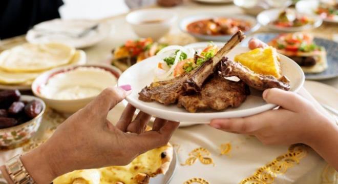 Bu etkenlere dikkat! <br>  Kayg ve stres: Hemen her frsatta belirsizlikten kaynaklanan &#8216;kayg ve stres&#8217; kavramlaryla kar karyayz. Stres bilinenin aksine, her zaman olumsuz deildir. Bireyi renmeye, gelimeye ve en nemlisi hayatta kal mesaj vererek mcadele etmeye iter. Peki bu nasl oluyor? yle ki, stres annda vcudun savunma sistemi devreye girer ve bbrekst bezlerimiz adrenalin hormonu salglar, adrenalinin etkisiyle alarm durumuna geen beyin kendini tehlikede alglayarak &#8216;&#8217;sava ya da ka&#8217;&#8217; komutunu verir ve birtakm nlemler alr. Bylece kendini olas tehlikelere kar korur. Her konuda olduu gibi burada da nemli olan nokta, sreklilik ve miktar.