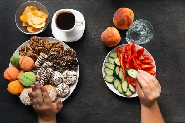 Uzman Klinik Psikolog Sedef Ko, &#8220;nsan sosyal bir varlktr; iletiimde kalmay, paylamda bulunmay sever. Kltrel motifler de gz nnde bulundurulduunda toplum olarak yakn ilikilere alkn olduumuzu syleyebiliriz. Dolaysyla karantinaya uyum salamak beraberinde pek ok davran deiikliini getirecektir. lk akla gelenlerden biri de yeme alkanlklarmz. Birey bir yandan hayatta kalma gdsyle hareket ederken dier yandan duygusal ihtiyalarn da karlama eilimindedir&#8221; dedi.