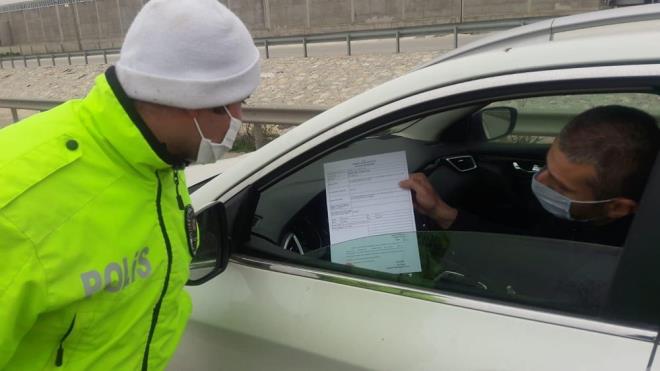 Kent giri-klarnda oluturulan uygulama noktalarnda polis ekipleri gelen ve giden tm aralar durdurarak seyahat izin belgelerini kontrol etti.