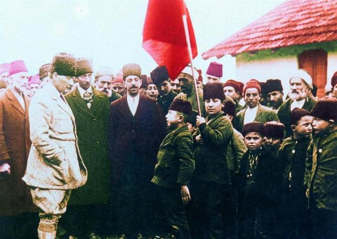 Atatrk'n ocuk sevgisi  <br>  Atatrk, yaam boyunca tm sevdiklerine hangi yata olursa olsun ocuk diye seslenirdi. nk onun hayatnda ocuk sevgi demekti.