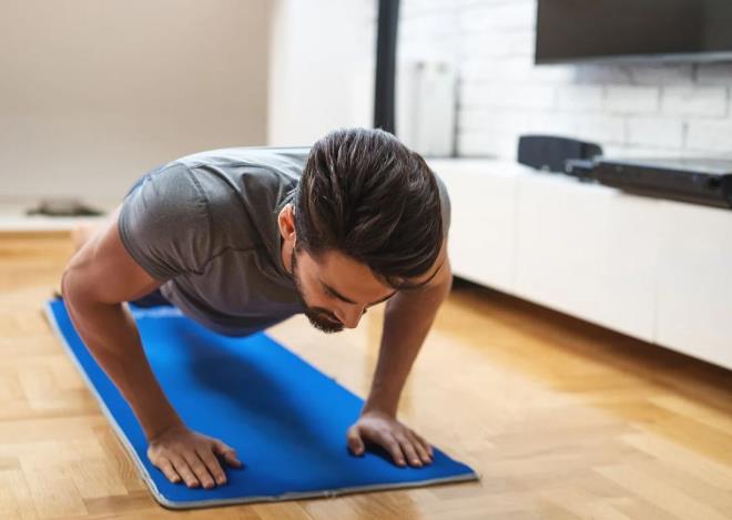 Ar egzersizler<br>  Oruluyken gn iinde ya da iftardan sonra vcudunuzu zorlayacak aktivitelerden kanmalsnz. nk bu tr spor ve faaliyetler kan ak hznda deiimler yaratarak kalp ritim bozukluklar gibi ciddi deiimlere neden olabiliyor. Aman diyelim, ramazan boyunca hem oru tutacak hem de spor yapmaya devam edecekseniz iftar ardndan yapacanz hafif yrylerle yetinmelisiniz.