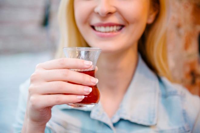 Bardak bardak ay imek<br>  Bir oumuz ay tiryakisiyiz, doruya doru. Ramazan boyunca gn iinde iemediiniz aylar da iftarla sahur arasna sktrmaya alyor olabilir, demlikler dolusu ay iiyor olabilirsiniz. Ancak ay, hem demir emilimini azaltt hem de tansiyonu ykselttii iin ok da iilmemesi gereken bir iecek. ftar sonras ll bir ekilde ay imeniz gerektiini syledik ama bunu da sylemeden gemek olmaz. ftar sonras itiiniz ayn ocaktan yeni alnm olmasna dikkat ediyor, scak scak ay iiyorsanz byk hata ediyorsunuz. Zira sca ay tpk scak pide ve orba gibi yemek borunuza ve midenize tahmin ettiinizden ok daha fazla zarar veriyor. Bu nedenle ayn kaynarken deil biraz daha ldktan sonra iilmesi neriliyor, aklnzda bulunsun.