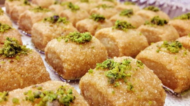 erbetli tatllar<br>  Geleneksel ramazan sofras deyince akla ilk den tatllar erbetli tatllar oluyor. Ama her iftar yemeinin ardndan erbetli tatl yemek aslnda byk bir hata saylyor. nk erbetli tatllar, ilerindeki youn eker nedeniyle kan ekerinin dengesini bozuyor. Uzun vadede bu durum kilo almadan mide yanmalarna, hatta reflye kadar eitli sorunlara yol ayor.    ftardan sonra tatl yemeden duramam diyenlerdenseniz yemein en az 45 dakika sonrasnda meyve yiyerek tatl yeme isteinizi bastrabilirsiniz.