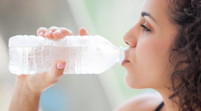 Orucu souk su ile amak<br>   Orucunuzu aarken itiiniz su kesinlikle buz gibi bir su olmamal.nk souk su, hcreleri bir anda akna eviriyor ve doru bir ekilde almalarnn nne geiyor. Bu da yemek borusundan tutun da mideye kadar vcudumuzun birok yerine zarar veriyor, baklk sistemini devre d brakarak hastalklarn olumasna neden oluyor. Bu yzden orucunuzu oda scaklnda bir suyla amanz byk nem tayor.