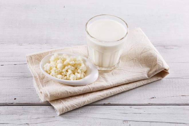 MALZEMELER:<br>  Bir su barda kefir<br>  1 adet salatalk<br>  2-3 sap nane<br>  1-2 damla limon