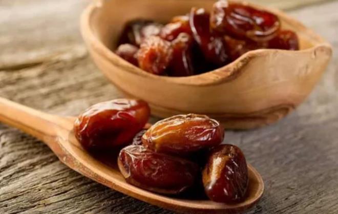 Kansere kar koruyucu etki <br> Hurma kansere kar koruyucu etki gsteren besinlerin banda geliyor. Hurma, tok tutan ve lif kayna olan yaps ve ieriindeki vitaminler sayesinde ok iyi bir kanser savasdr.