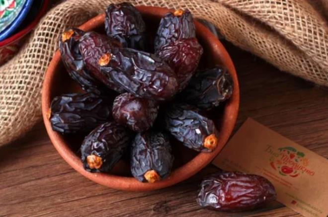 Tansiyonu dzenler <br> Hurma ayn zamanda yksek tansiyon tedavisinde de bulunmaz bir nimettir. Yksek miktarda potasyum ierii ile vcudun potasyum dengesini ayarlar ve tansiyon dzenlenmesine yardmc olur.