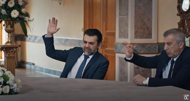 Hamet Faal'nn masann liderlii nerisine dier yelerde hep beraber el kaldrarak destek verdiklerini gsterdiler.