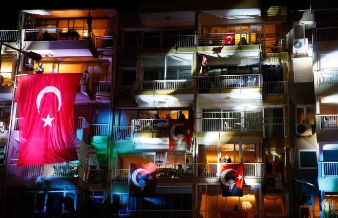 En gzel kyafetlerini giyerek ellerine ay yldzl bayraklarn alan ocuklar aileleriyle birlikte stiklal Mar'n hep bir azdan byk bir cokuyla seslendirdi.