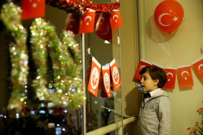 Vatandalarn balkonlar ile pencerelerini Trk bayraklar ve balonlarla ssledii grlrken, ocuklar mzikler eliinde evde 23 Nisan cokusu yaad.