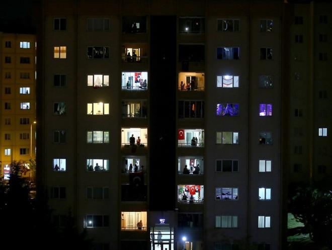 TBMM Bakan Mustafa entop'un TBMM'nin kuruluunun 100. yl ve 23 Nisan Ulusal Egemenlik ve ocuk Bayram dolaysyla yapt ar zerine vatandalar ve ocuklar, saat 21.00'de balkonlarn ve pencerelerinin nlerini doldurdu.
