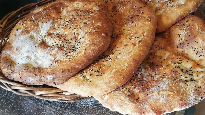 Hamura sekil vermek iin;  <br>  1 yemek ka un<br>    5-6 yemek ka su<br>    (Unu ve suyu iyice kartrn sv bir karm olmas lazm gerekirse su ilave edilebilir)