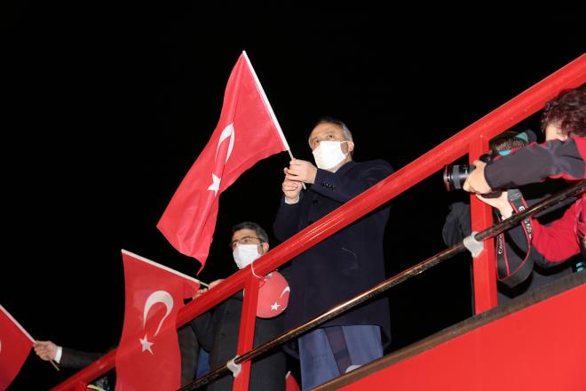 Bykehir Belediye Bakan Alinur Akta, 23 Nisan otobs zerinden vatandalara seslendi. Yapt konumada TBMM&#8217;nin al safhasna deinen ve kurulutan 1 yl sonra 23 Nisan Ulusal Egemenlik ve ocuk Bayram&#8217;nn kutlanmaya balandn hatrlatan Bakan Akta, &#8220;Bu yl maalesef dnyay kasp kavuran salgn sebebiyle buruk bir 23 Nisan geiriyoruz. Ancak, takip ettiimiz kadaryla grdm ki milletimiz her art ve ortamda, birlik ve beraberliini glendiren gnleri cokuyla kutlamaktan geri kalmamaktadr&#8221; dedi.