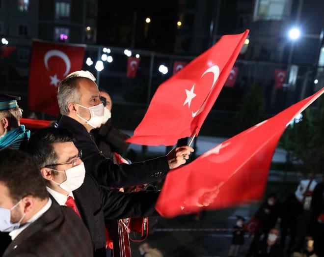 ocuklar ve ailelerini final gecesinde yalnz brakmayan Bykehir Belediye Bakan Alinur Akta, elinde Trk bayrayla stiklal Mar&#8217;n syleyerek vatandalarn sevincine ortak oldu.