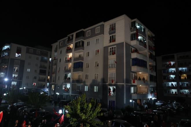 Trkiye Byk Millet Meclisi&#8217;nin (TBMM) 100. kurulu yldnm ile Bursal miniklerin 23 Nisan Ulusal Egemenlik ve ocuk Bayram&#8217;n kutlayan Bakan Akta, etkinlik sonunda elinde Trk bayrayla stiklal Mar syledi. Site sakinleri, ellerinde bayraklarla Bakan Akta ve beraberindekilere sevgi gsterisinde bulundu.