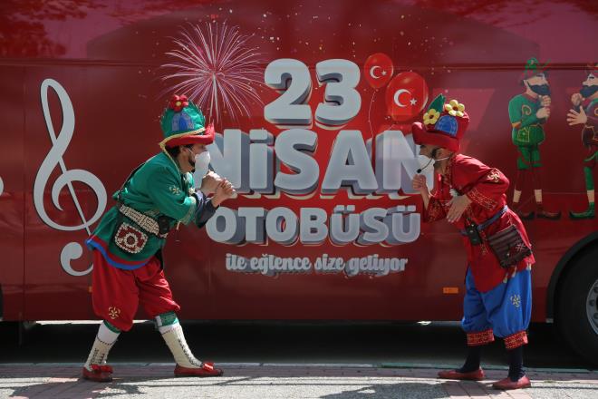 ocuklara zel hazrlanan ve Hacvat-Karagz gibi mizah oyunlar ile mini konserleri evlere tayan 23 Nisan otobs, Bursa Reel Evleri&#8217;nde son etkinliini gerekletirdi.