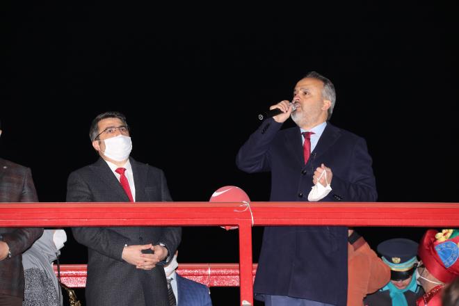 Dnyann zorlu sreten getiini, 4 ay akn sredir insanlarn hayatn alt st eden koronavirs salgn nedeniyle her lkede olaanst tedbirlerin alndn kaydeden Bakan Akta, &#8220;Bunlar, daha salkl yarnlar adna olmas gereken, vatandalarmzn uygulamas art olan kurallardr. nallah bu tedbirler sonucunda, en az hasarla sreci atlatacaz. Tm ocuklarmza, rahat ve huzur iinde yaayacaklar mutlu yarnlar diliyorum&#8221; diye konutu. Bakan Akta, konumasnn sonunda vatandalarn Ramazan ayn da tebrik etti.<br>Yldrm Belediye Bakan Oktay Ylmaz da gecede sz alarak, vatandalar selamlad.