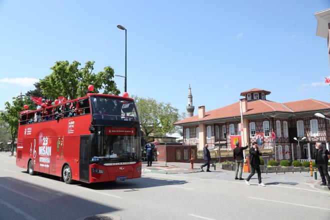 Dn gndz saatlerinde Yunuseli&#8217;deki BGC Sitesi nnden start alan 23 Nisan otobs, &#8216;sevgi gsterileri arasnda&#8217; FSM Bulvar&#8217;n takiben Ataevler ve zlce caddelerinde ocuklarla bulumutu. Bugn de Heykel ve Fomara gibi merkez lokasyonlar ile Yldrm ilesindeki mahalleleri &#8216;artan ilgiyle&#8217; dolaan otobsn Yunus Emre Mahallesi&#8217;ndeki programna, Bykehir Belediye Bakan Alinur Akta ile Yldrm Belediye Bakan Oktay Ylmaz da katld. Bakan Akta, Bursa Reel Evleri&#8217;ndeki organizasyon kapsamnda vatandalara seslendi.