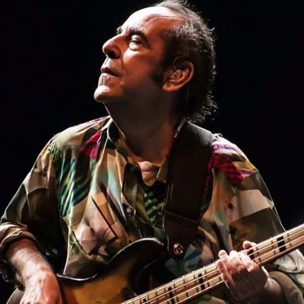 Mazhar Alanson, 1971'de Fuat Gner'le ikili olarak altklarn ve zkan Uur'un gelmesiyle marka haline dntklerini anlatarak, ilk defa ayr kaldklarn kaydetti.