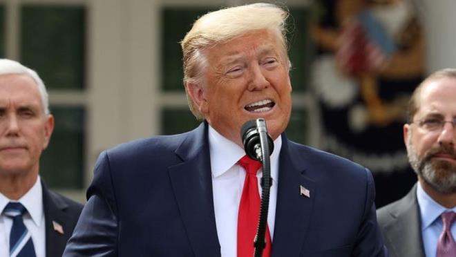 Peki, Donald Trump ne syledi?<br>    ABD Bakan Donald Trump'n, Beyaz Saray'da gerekletirdii gnlk basn toplantsnda; yaplan aratrmalarn yeni tip koronavirsn scak ve nemli ortamlarda daha az yaadn, gne na uzun sre dayanamadn ortaya koyduunu belirterek vcuda n verilmesi ya da vcuda dezenfektanlarn enjekte edilmesini nerisinde bulundu.