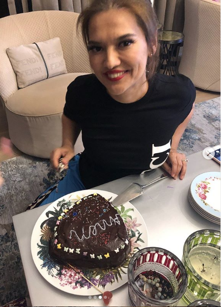 te yandan Demet Akaln, karantina gnlerinde de gndemden kopmadan gndemi takip edip sosyal medya hesaplarndan yapt yorumlarla gndeme geliyor.