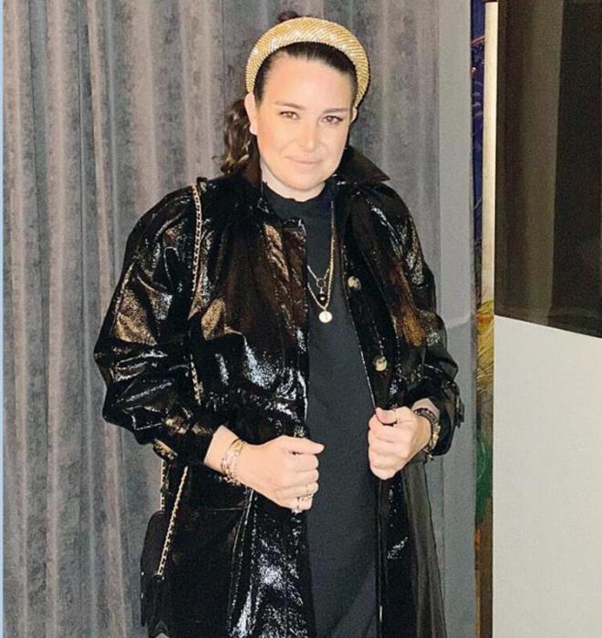 Yasemin Sadkolu<br>  Yaad rahatszlk zerine bavurduu hastanede zatrre tehisi konulan Yasemin Sadkolu&#8217;nun Covid-19 testi nce negatif kt. Daha sonra baka bir hastaneye geen Sadkolu tekrar test yaptrd, bu kez sonu pozitifti. Tedaviye alnan ikadn, salna kavutuktan sonra taburcu oldu ve evinde de 14 gn karantinada kald.