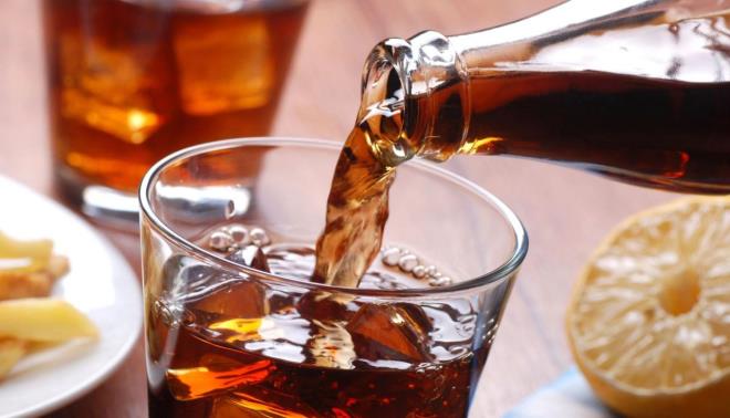 Asitli iecekler bu dnem daha ok etkiliyor<br>  Ramazan aynda az ve di bakm kadar yeme ve ime alkanlklarna da dikkat edilmesi gerekiyor. Bu alkanlklar vcut sal kadar di sal iin de olduka nemli. Ramazan aynda zellikle asitli yiyecek ve iecek tketiminden kanlmas gerekiyor. Bu aylarda tketilen asitli iecekler kadar ekerli ve tatl yiyecekler de di sal asndan byk bir tehdit. Bunlarn nne geebilmek iin bu aylarda asitli yiyecek ve iecek tketimi en aza indirilmeli ve di bakm mutlaka yaplmal.&#8221; dedi