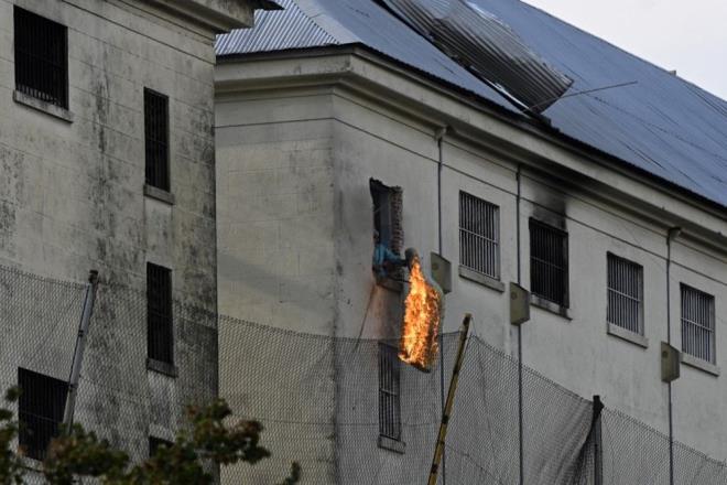 Sabah saatlerinde yataklar atee veren mahkumlar, salgna kar daha fazla nlem alnmas ve cezalarnn ev hapsine evrilmesini talep etti.