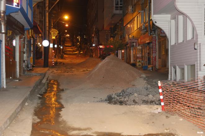 zellikle Kent meydan - Heykel gzergahndaki yaklak 6,5 kilometrelik T1 hattnda tramvay yolunun ypranan blmlerinin yeniden asfaltlanmasyla almalara balayan Bykehir Belediyesi, hafta ii kent merkezi trafiinin olduka azalmas, hafta sonlar ise sokaa kma yasaklaryla birlikte trafiin tamamen durmasn frsata evirip alma alann iyice geniletti.