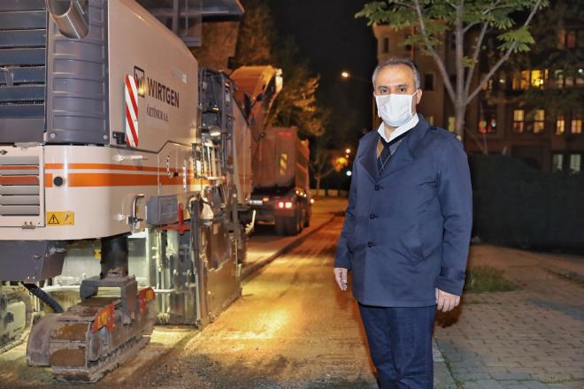 Korona virsle mcadele kapsamnda uygulanan sokaa kma yasaklarn Bykehir olarak frsata dntrdklerini diye getiren Bakan Akta, "Bu srete Bursa'nn yllardr kangren haline gelmi sorunlarn da zmeye alyoruz. zellikle ulamda T1, T3 hatt ile balattmz almalar, Mudanya Yolu, pekilik Caddesi bata olmak zere farkl alanlara yaydk. Getiimiz hafta sonu hem Mudanya yolu hem T1 ve T3 tramvay hatlarnda yaklak 8 bin ton asfalt dkmtk. Biliyorsunuz bu hafta sokaa kma kstlamas Perembe gnnden balad. Biz Perembe ve Cuma gnleri, geceleri de 11 Eyll Bulvar, Gkdere, Yeil, elebi Mehmet Bulvar'nda devam eden almalarla 2 gnde 12 bin ton asfalt dkm gerekletirdik. Sokaa kma yasann devam edecei Cumartesi ve Pazar gnleri de 8 bin tondan fazla asfalt dkm ile son iki hafta iinde yaklak 30 bin ton scak asfalt kaplamay gerekletirmi olacaz. Bu almalar bizim yaz aylarnda yapmay planladmz almalard ancak bu gnleri frsat bilip, almalar ne ekmi olduk. Ben bu almalar iin gece gndz grev banda olan tm ekip arkadalarma teekkr ediyorum" diye konutu.