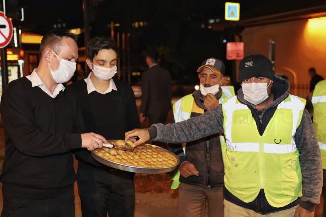 Yasak frsata dnd  <br>  Bykehir Belediye Bakan Alinur Akta, Setba ve Yeil blgesinde gece devam eden asfalt kaplama almalarn yerinde inceledi. Kurtolu Mahallesi Muhtar Ahmet Gedik'in de katld incelemede ekiplere baklava ikram eden Bakan Akta, bir taraftan korona virsle youn ekilde mcadele ederken, bata ulam olmak zere rutin belediyecilik hizmetlerini de kesintisiz srdrdklerini syledi.