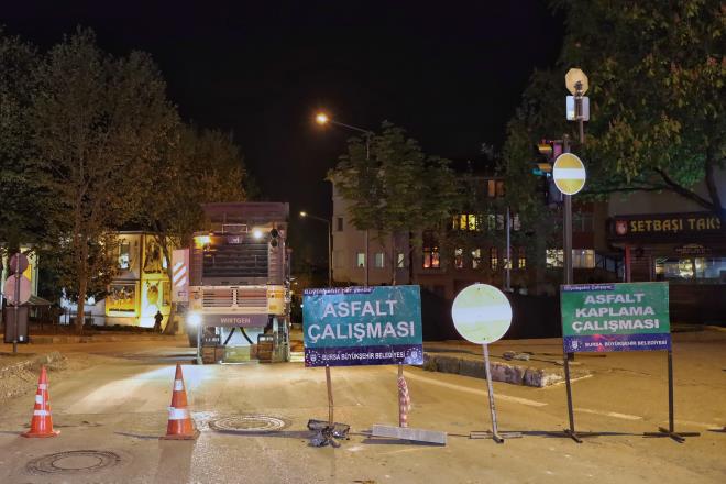Kurtolu Mahallesi Muhtar Ahmet Gedik de yllardr bekledikleri almann zamanlamasnn ok iyi olduunu, esnafn kapal olmas, vatandalarn ve aralarn trafie kmamas sayesinde almalarn hza ilerlediini syledi. Gedik, mahallesine Bursa'ya deer katacak alma nedeniyle Bakan Akta'a teekkr etti.